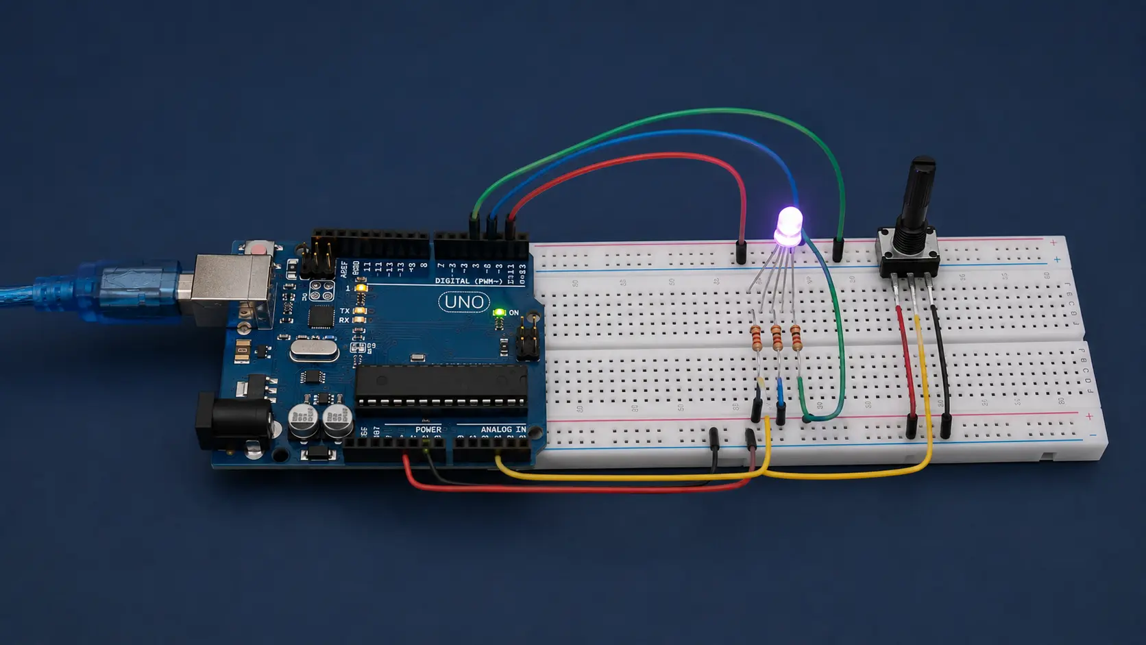 Representação fotográfica realista do projeto Arco-íris RGB: Arduino Uno, protoboard, LED RGB, três resistores, potenciômetro e jumpers coloridos; o LED está aceso em violeta e não há pessoas.