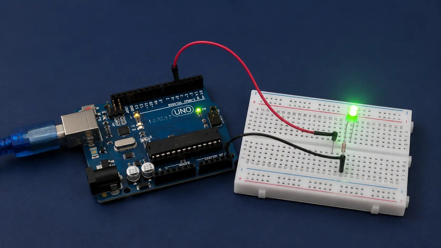 Representação fotográfica realista do projeto Fade-In: Arduino Uno conectado a uma protoboard com LED verde, resistor de 220 ohms e dois jumpers; o LED aparece com brilho intenso e não há pessoas.